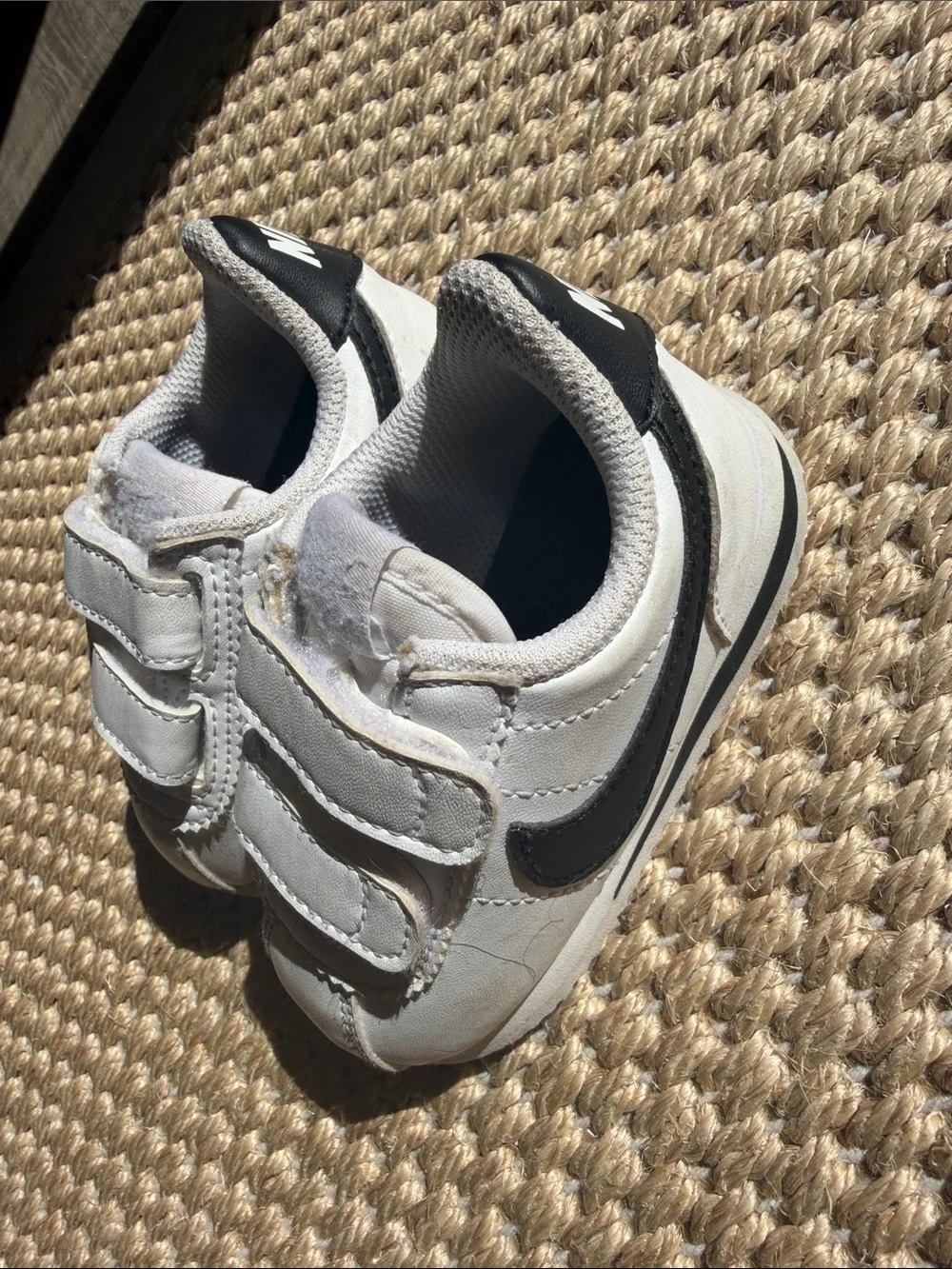 Nike Kids White and Black Sneaker with Hook-and-Loop Strap size 5c